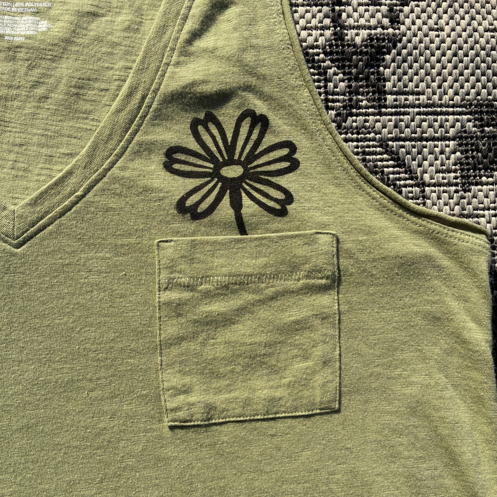 Daisy Pocket Green V-Neck Tank Top Medium