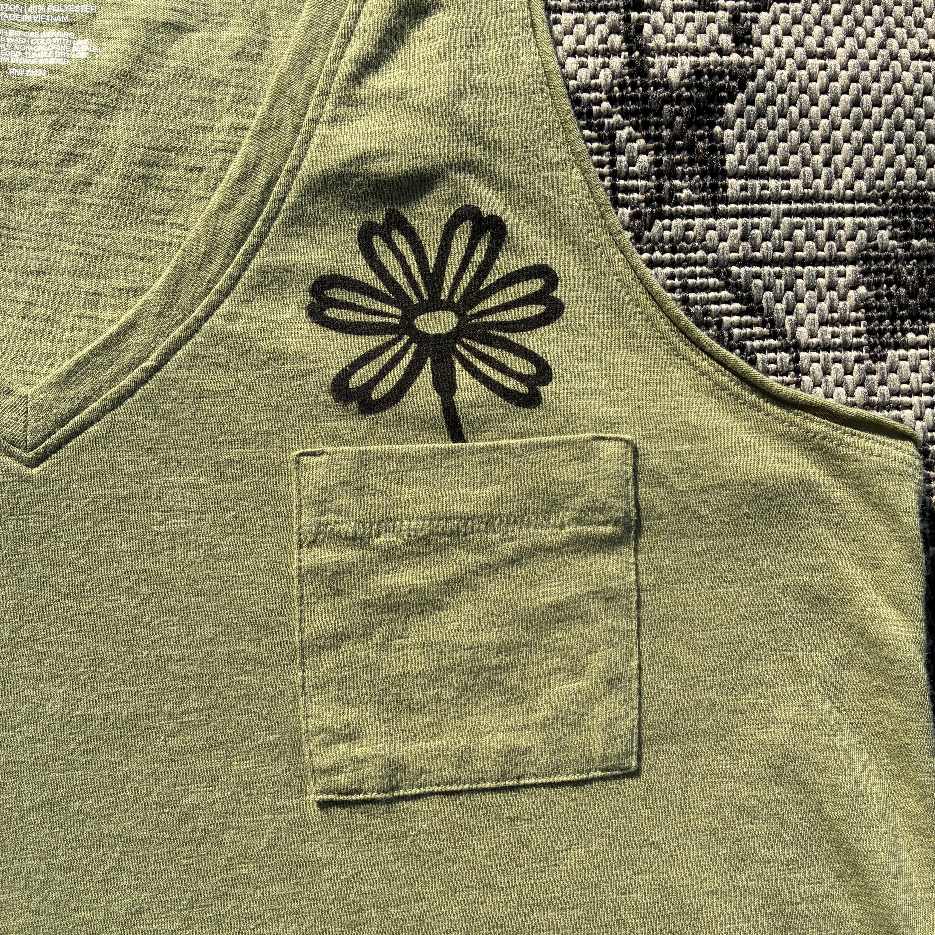 Daisy Pocket Green V-Neck Tank Top Medium
